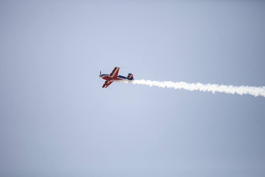 Miles de personas disfrutan en Gijón de una nueva edición del Festival Aéreo, en el que los pilotos han demostrado sus habilidades con un amplio abanico de acrobacias aéreas.