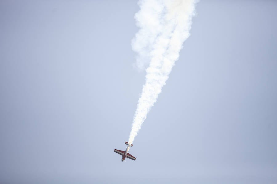 Miles de personas disfrutan en Gijón de una nueva edición del Festival Aéreo, en el que los pilotos han demostrado sus habilidades con un amplio abanico de acrobacias aéreas.
