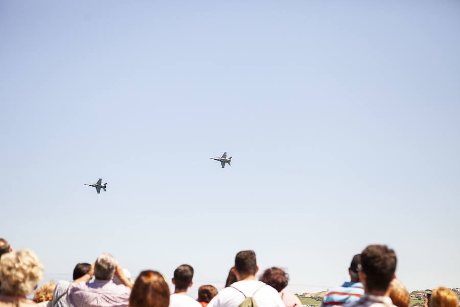 Miles de personas disfrutan en Gijón de una nueva edición del Festival Aéreo, en el que los pilotos han demostrado sus habilidades con un amplio abanico de acrobacias aéreas.
