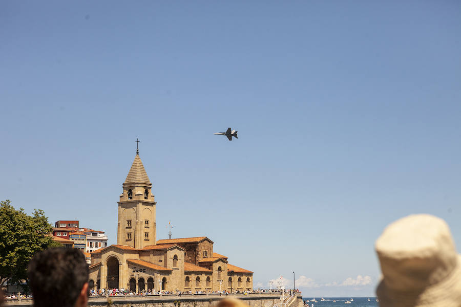 Miles de personas disfrutan en Gijón de una nueva edición del Festival Aéreo, en el que los pilotos han demostrado sus habilidades con un amplio abanico de acrobacias aéreas.