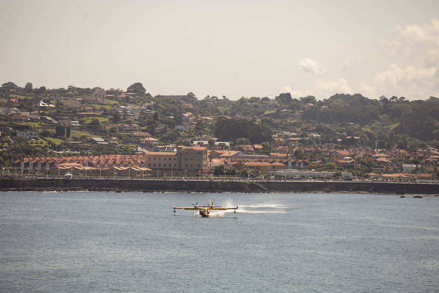 Miles de personas disfrutan en Gijón de una nueva edición del Festival Aéreo, en el que los pilotos han demostrado sus habilidades con un amplio abanico de acrobacias aéreas.