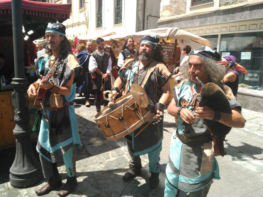 Durante la jornada, Leandro de Méndez y Leticia de Avello contrajeron matrimonio en la recreación de una boda Medieval.