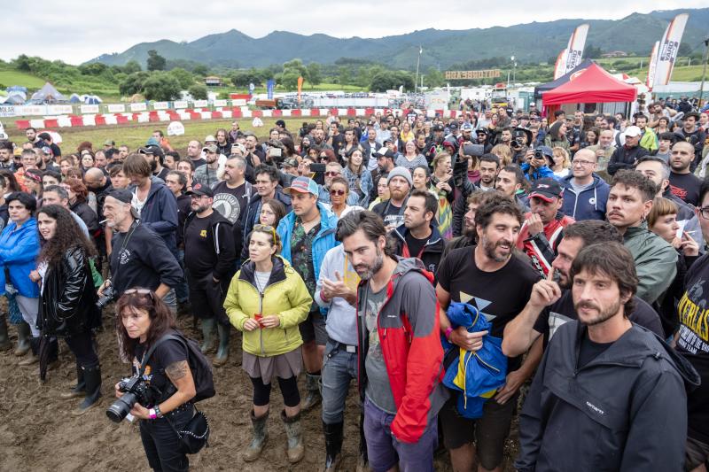 El mal tiempo, que convirtió el entorno en un barrizal, no mermo un ápice la fiesta en torno al Motorbeach de Caravia.