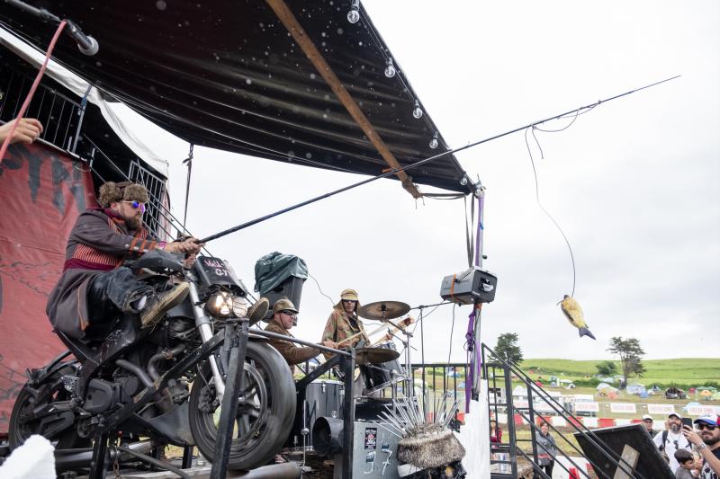 El mal tiempo, que convirtió el entorno en un barrizal, no mermo un ápice la fiesta en torno al Motorbeach de Caravia.