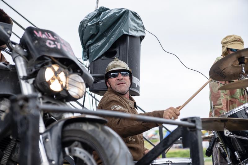 El mal tiempo, que convirtió el entorno en un barrizal, no mermo un ápice la fiesta en torno al Motorbeach de Caravia.