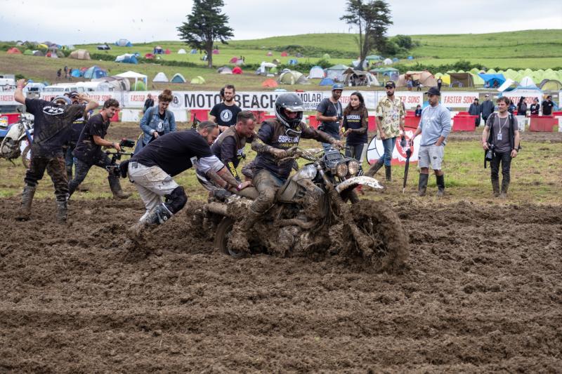 El mal tiempo, que convirtió el entorno en un barrizal, no mermo un ápice la fiesta en torno al Motorbeach de Caravia.