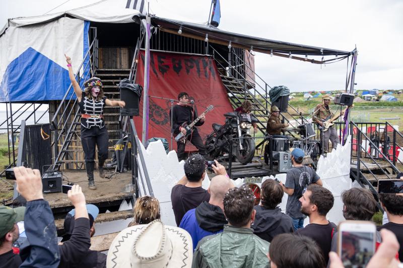 El mal tiempo, que convirtió el entorno en un barrizal, no mermo un ápice la fiesta en torno al Motorbeach de Caravia.
