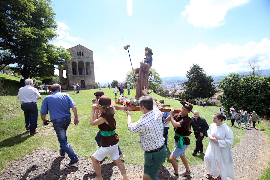 La asociación de vecinos Fuente de los Pastores cumplió con la tradición y honró al apóstol en Santa María del Naranco.