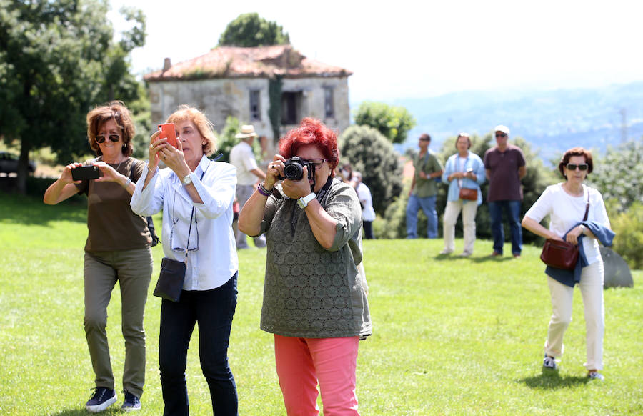 La asociación de vecinos Fuente de los Pastores cumplió con la tradición y honró al apóstol en Santa María del Naranco.