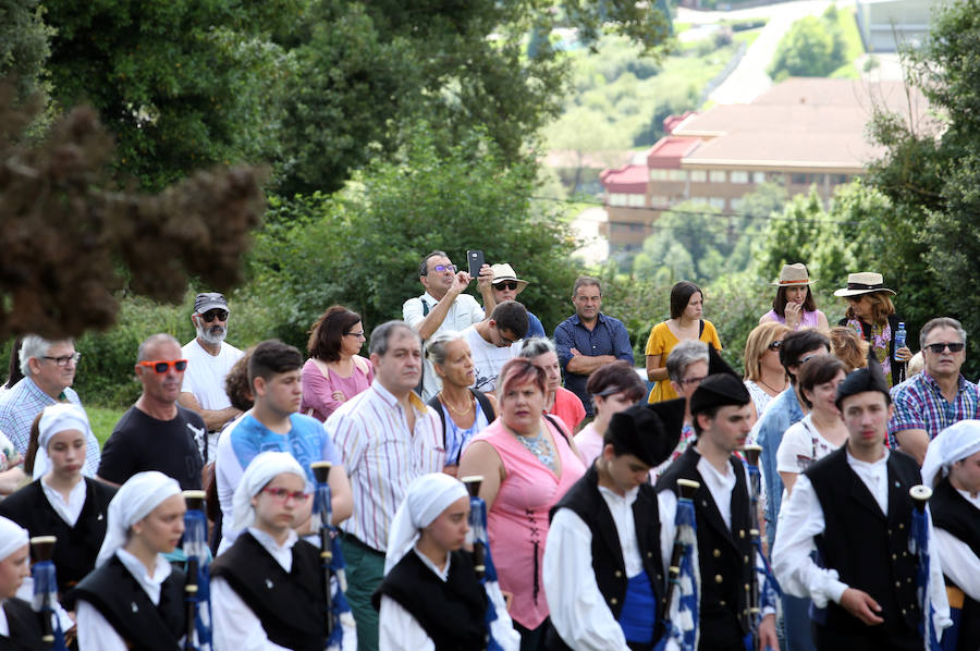 La asociación de vecinos Fuente de los Pastores cumplió con la tradición y honró al apóstol en Santa María del Naranco.