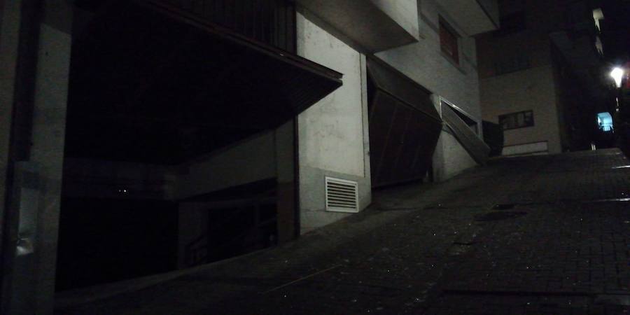 Fotos: Cangas del Narcea, inundado de cristales por el estallido durante la exhibición pirotécnica