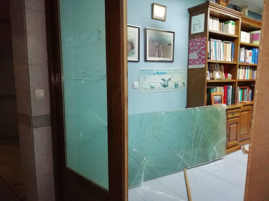 Fotos: Cangas del Narcea, inundado de cristales por el estallido durante la exhibición pirotécnica