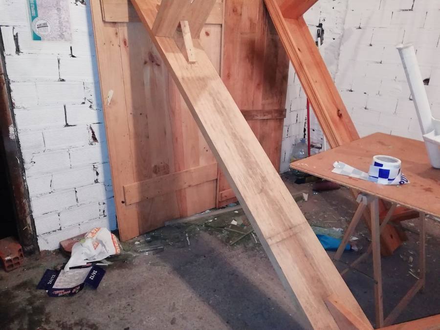 Fotos: Cangas del Narcea, inundado de cristales por el estallido durante la exhibición pirotécnica