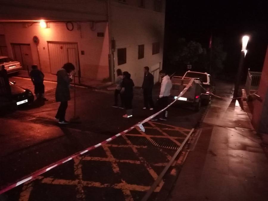 Fotos: Cangas del Narcea, inundado de cristales por el estallido durante la exhibición pirotécnica