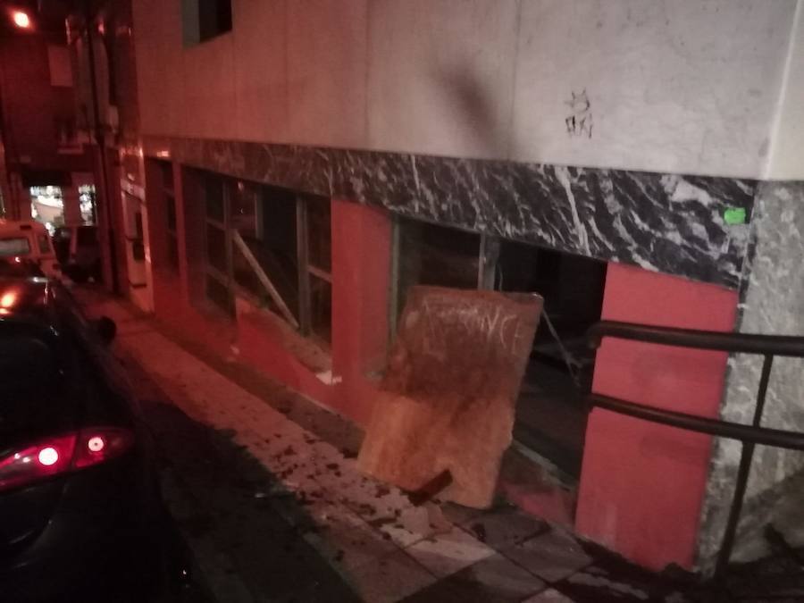 Fotos: Cangas del Narcea, inundado de cristales por el estallido durante la exhibición pirotécnica