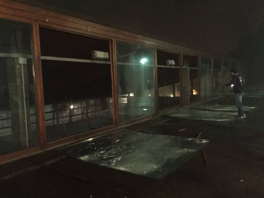 Fotos: Cangas del Narcea, inundado de cristales por el estallido durante la exhibición pirotécnica