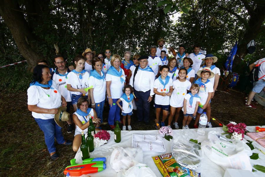 Los romeros disfrutan en Pola de Siero de una veraniega jornada de fiesta