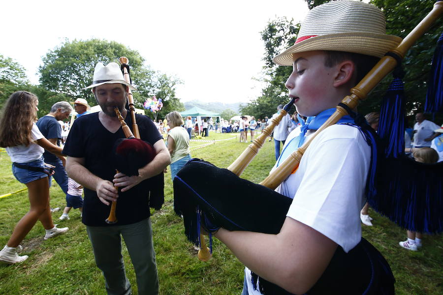 Los romeros disfrutan en Pola de Siero de una veraniega jornada de fiesta