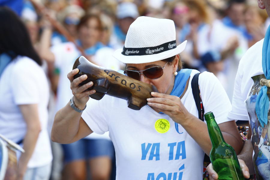 Los romeros disfrutan en Pola de Siero de una veraniega jornada de fiesta