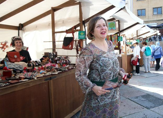 Ana Taboada visitó ayer el mercado artesano en la Catedral. 