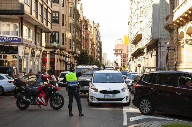 Un policía local desvía el tráfico en Marqués de San Esteban. 