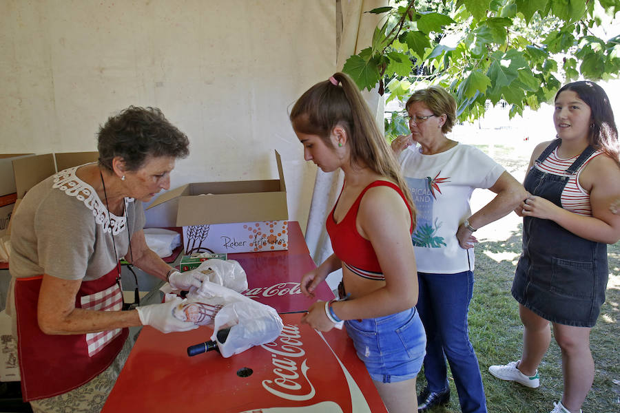 El bollu y la botella de vino, el concurso gastronómico y las sangrías de vino y sidra animaron las fiestas del barrio gijonés.
