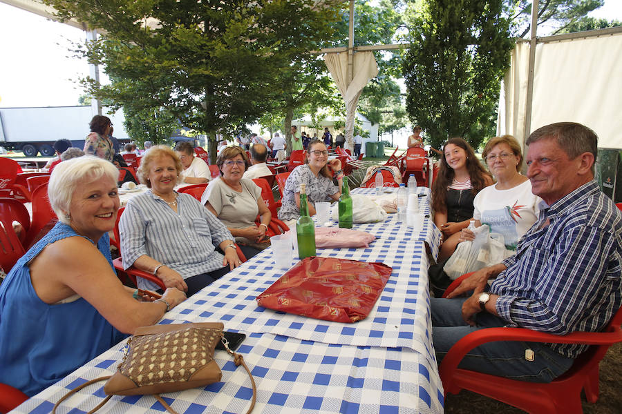 El bollu y la botella de vino, el concurso gastronómico y las sangrías de vino y sidra animaron las fiestas del barrio gijonés.