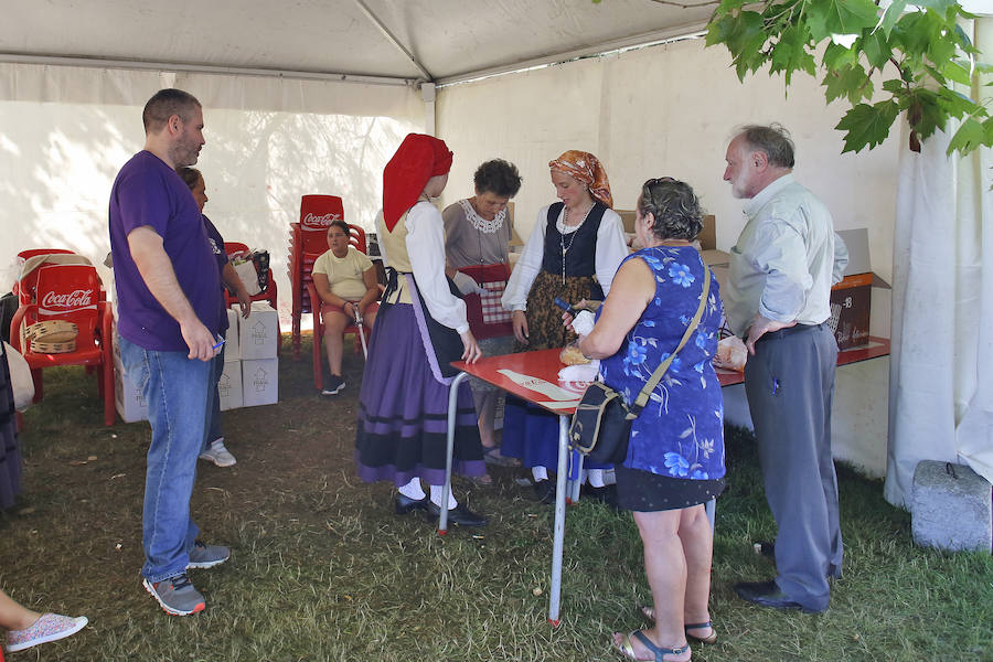 El bollu y la botella de vino, el concurso gastronómico y las sangrías de vino y sidra animaron las fiestas del barrio gijonés.