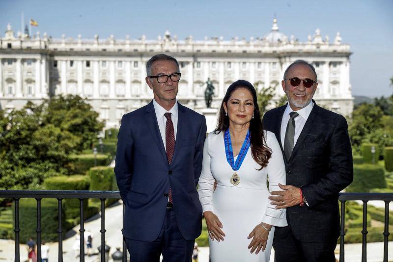 La cantante cubana con raíces en Asturias recibe la Medalla de Oro de Bellas Artes en el Teatro Real de Madrid