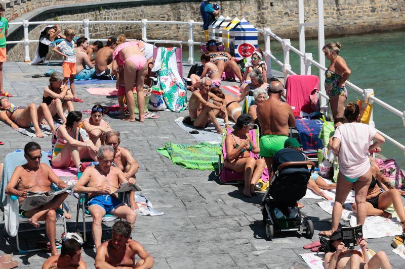 Ante el anuncio de nuevas precipitaciones en la región, los asturianos disfrutan del sol que va a volver a tardar en aparecer.