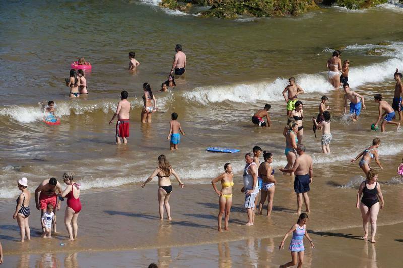 Ante el anuncio de nuevas precipitaciones en la región, los asturianos disfrutan del sol que va a volver a tardar en aparecer.