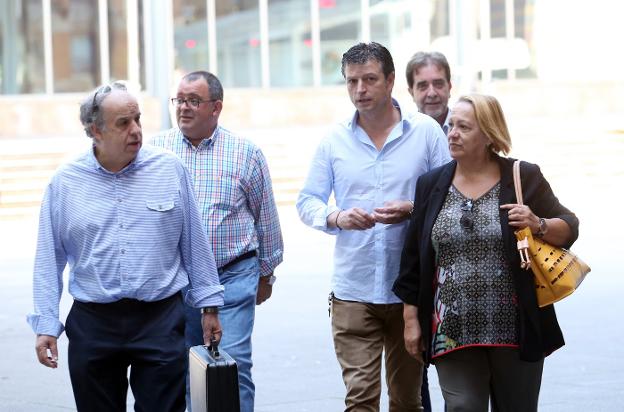 Los peritos económicos Mariano Bel y Begoña Abdelkader, en primera fila, acompañados por Rafa Carrión y José Luis Fernández Roces, dirigentes del SOMA, y Juan José Pulgar, presidente del Montepío. 