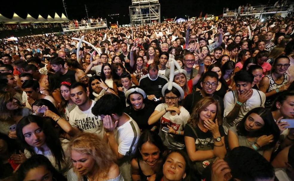 El público, muy joven, disfrutó del concierto de Bad Bunny en el Gijón Life. 