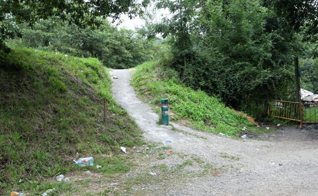 El camino donde se produjo en la noche del lunes la violación denunciada por una menor. 