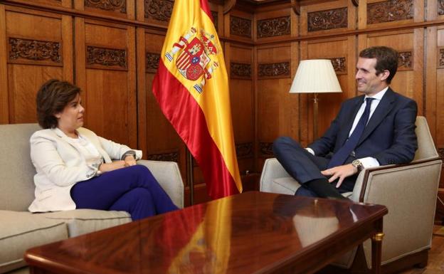 Soraya Sáenz de Santamaría y Pablo Casado, durante su reunión.