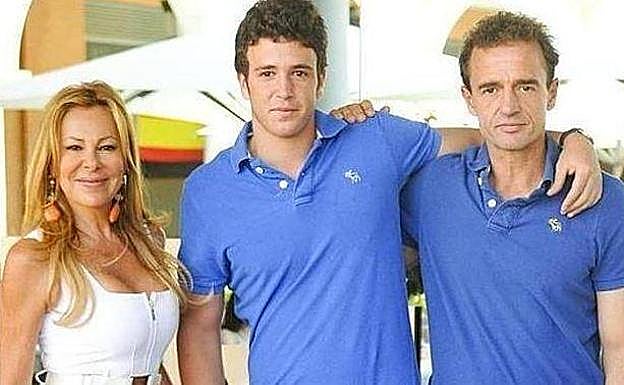Álex Lequio junto a sus padres, Ana Obregón y Alessandro Lequio