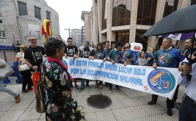 Una veintena de miembros de Jusapol Asturias se manifestó a las puertas del auditorio