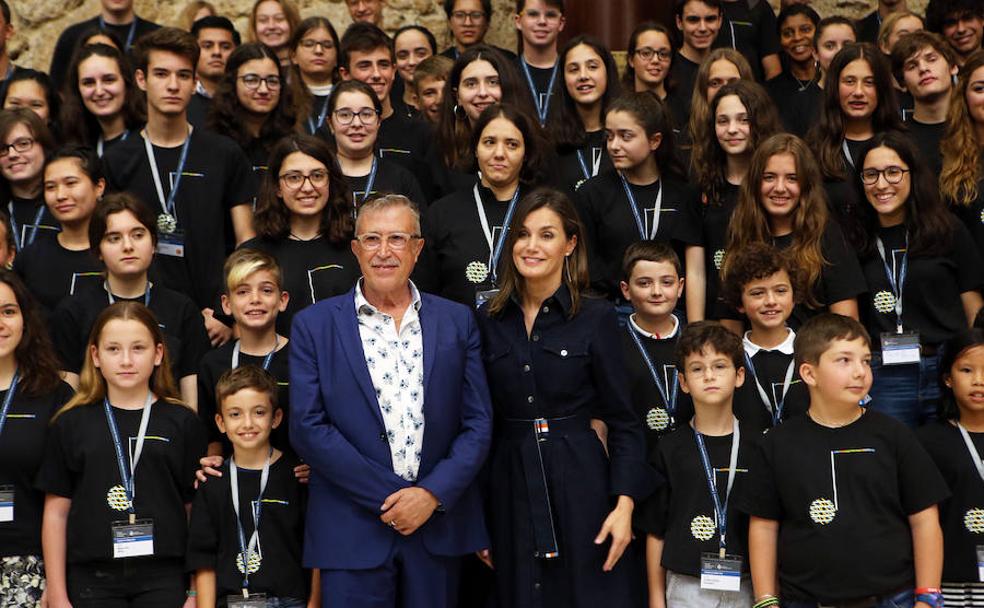 Doña Letizia, y Emilio Sagi, con alumnos de los cursos de verano en el Auditorio Príncipe de Asturias en Oviedo.