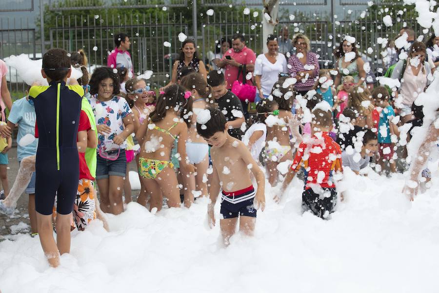 El polideportivo municipal de Granda se convirtió en una piscina gigante para celebrar la fiesta de la espuma dentro de los festejos patronales de Santa Ana. Fue una hora de diversión no solo para los niños sino también para sus familiares