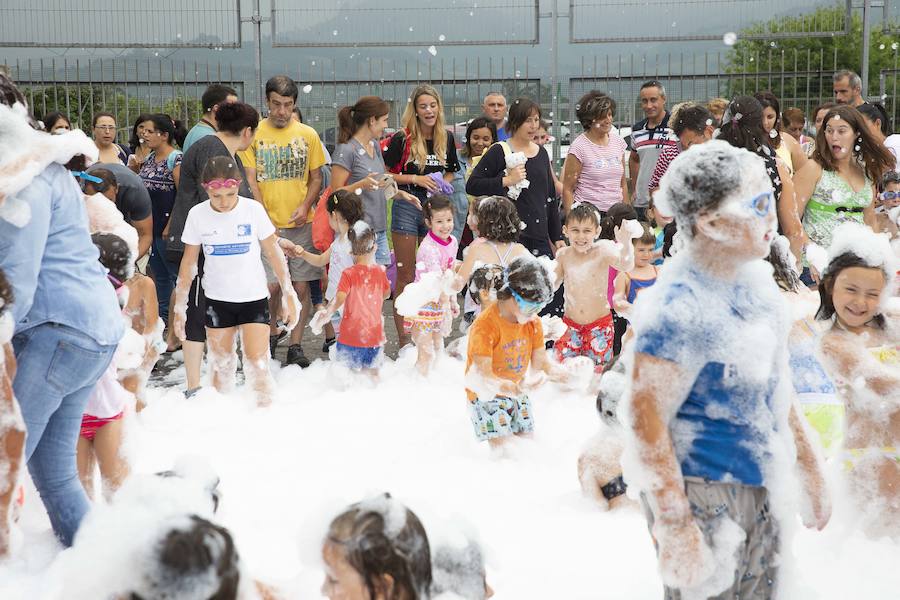 El polideportivo municipal de Granda se convirtió en una piscina gigante para celebrar la fiesta de la espuma dentro de los festejos patronales de Santa Ana. Fue una hora de diversión no solo para los niños sino también para sus familiares