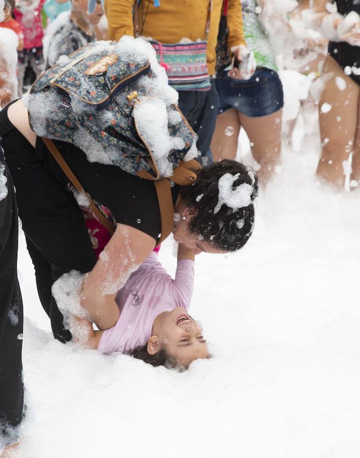 El polideportivo municipal de Granda se convirtió en una piscina gigante para celebrar la fiesta de la espuma dentro de los festejos patronales de Santa Ana. Fue una hora de diversión no solo para los niños sino también para sus familiares