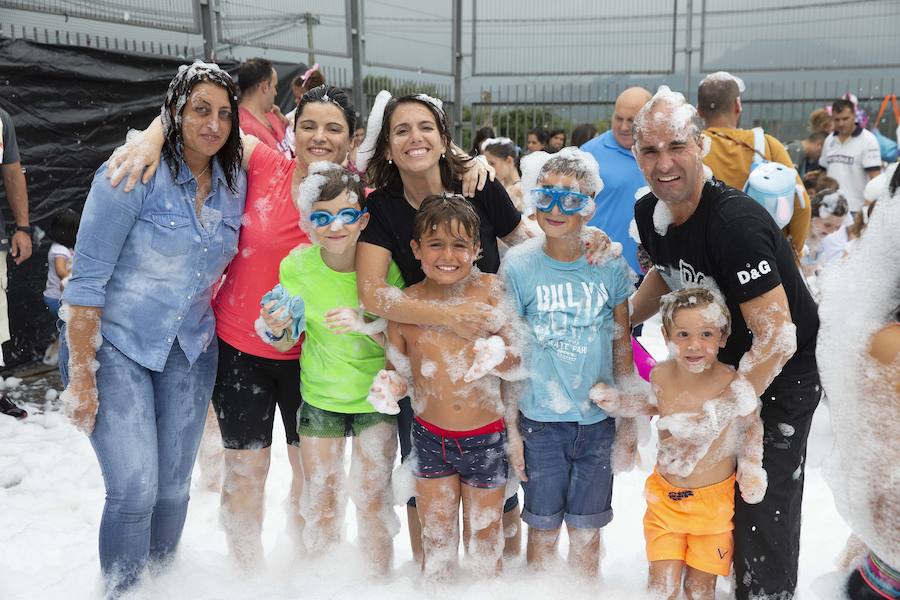 El polideportivo municipal de Granda se convirtió en una piscina gigante para celebrar la fiesta de la espuma dentro de los festejos patronales de Santa Ana. Fue una hora de diversión no solo para los niños sino también para sus familiares