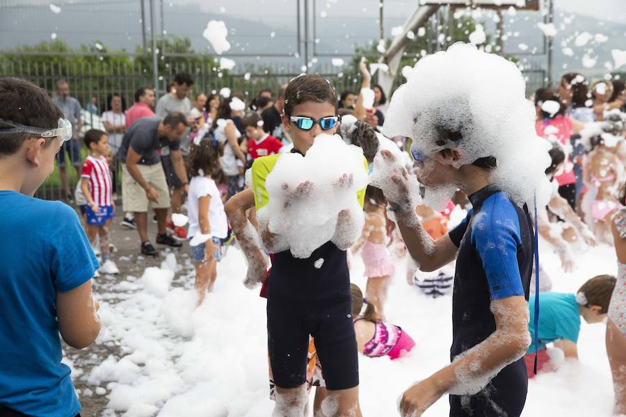 El polideportivo municipal de Granda se convirtió en una piscina gigante para celebrar la fiesta de la espuma dentro de los festejos patronales de Santa Ana. Fue una hora de diversión no solo para los niños sino también para sus familiares