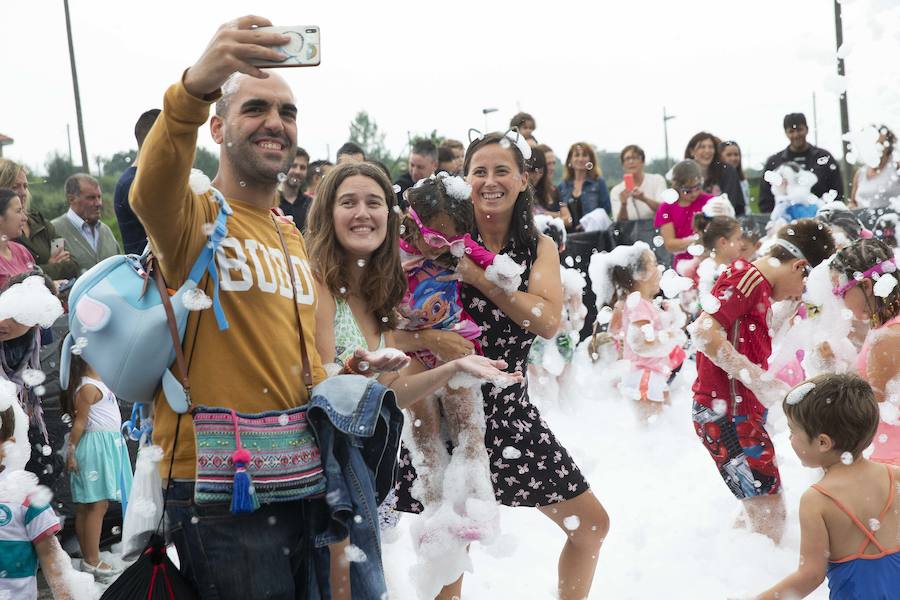 El polideportivo municipal de Granda se convirtió en una piscina gigante para celebrar la fiesta de la espuma dentro de los festejos patronales de Santa Ana. Fue una hora de diversión no solo para los niños sino también para sus familiares