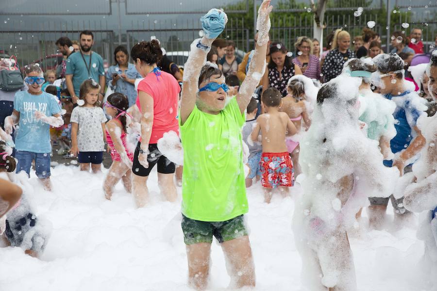El polideportivo municipal de Granda se convirtió en una piscina gigante para celebrar la fiesta de la espuma dentro de los festejos patronales de Santa Ana. Fue una hora de diversión no solo para los niños sino también para sus familiares