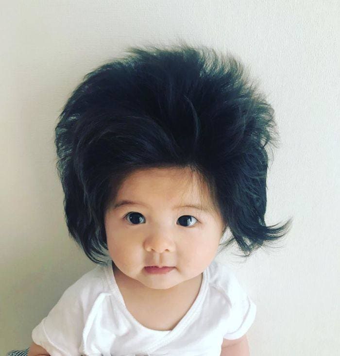 Esta niña japonesa se vuelve famosa en las redes sociales después de que la madre colgara fotos en Instagram mostrando la abuncia del cabello de su hija con tan solo seis meses