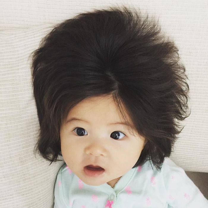Esta niña japonesa se vuelve famosa en las redes sociales después de que la madre colgara fotos en Instagram mostrando la abuncia del cabello de su hija con tan solo seis meses