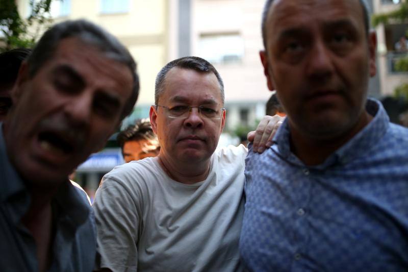 El pastor Brunson escoltado por policías de paisano.