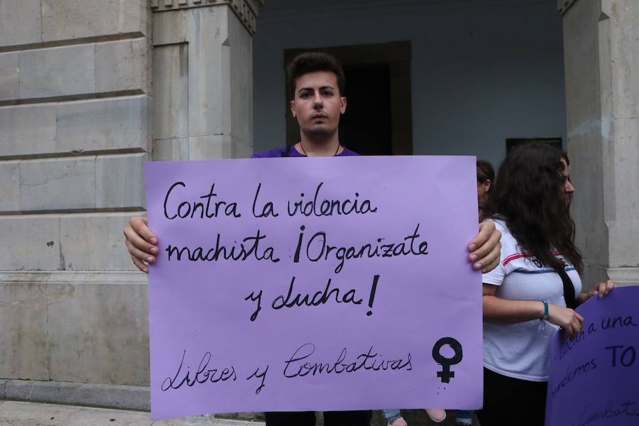 Un grupo de personas se concentro ante el consistorio como protesta por la presunta violación denunciada por una joven el día de El Carmín. En la convocatoria pudieron verse pancartas y chapas con mensajes reivindicativos