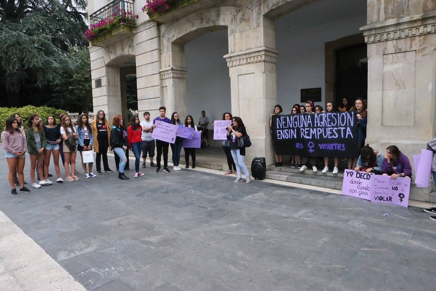 Un grupo de personas se concentro ante el consistorio como protesta por la presunta violación denunciada por una joven el día de El Carmín. En la convocatoria pudieron verse pancartas y chapas con mensajes reivindicativos